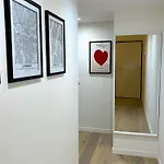 Modern Apt, 25 Min Duomo, Metro 5 Min & Wifi Apartament Mediolan
