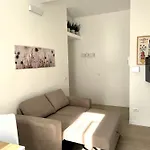 Modern Apt, 25 Min Duomo, Metro 5 Min & Wifi Apartament Mediolan