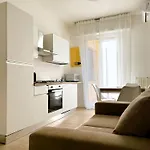 Modern Apt, 25 Min Duomo, Metro 5 Min & Wifi Apartament Mediolan