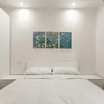 Modern Apt, 25 Min Duomo, Metro 5 Min & Wifi Apartament Mediolan