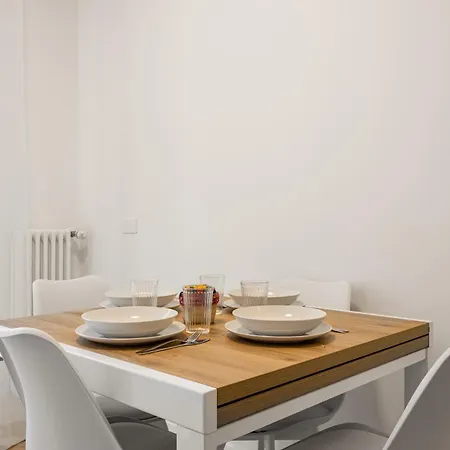 Apartament Modern Apt, 25 Min Duomo, Metro 5 Min & Wifi Mediolan